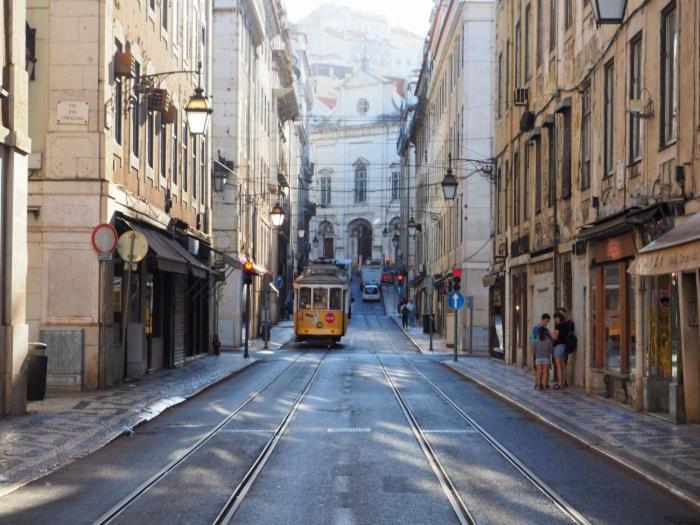 Quarto Com Varanda Na Rua Dos Douradores Lisbona Esterno foto