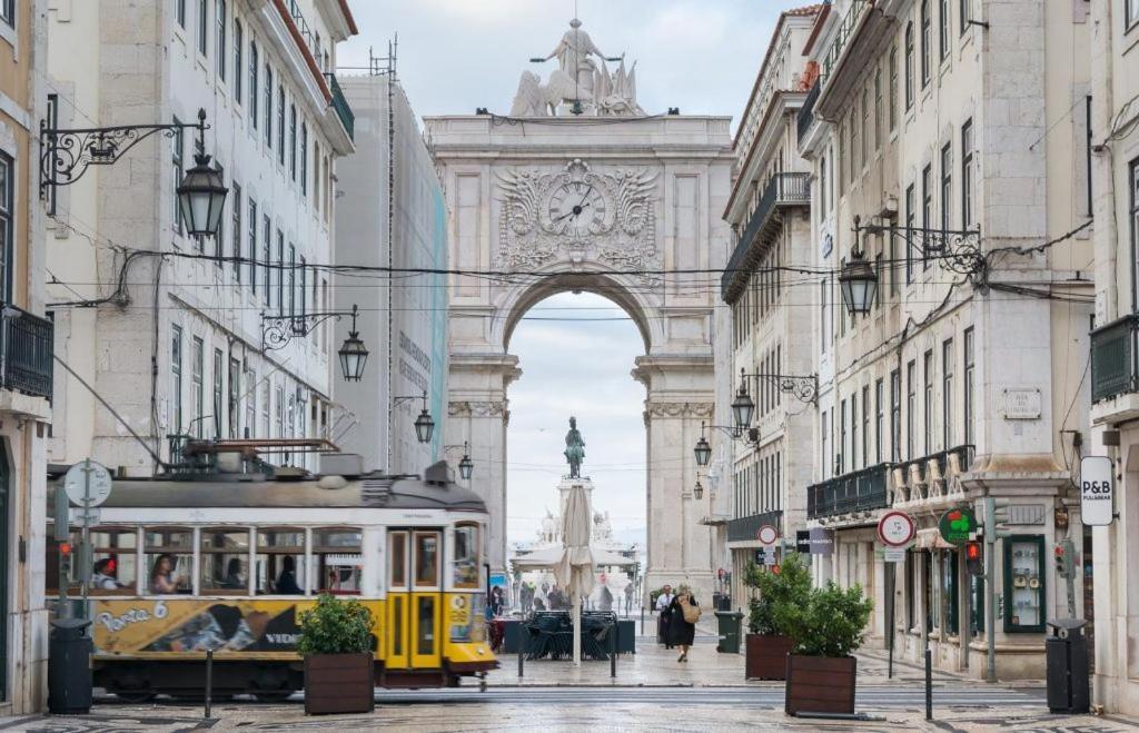 Quarto Com Varanda Na Rua Dos Douradores Lisbona Esterno foto